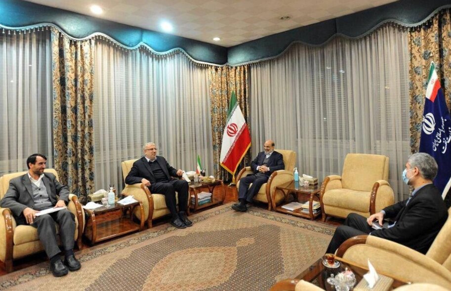 وزیرنفت دولت رئیسی با کت و شلوار و دمپایی +عکس