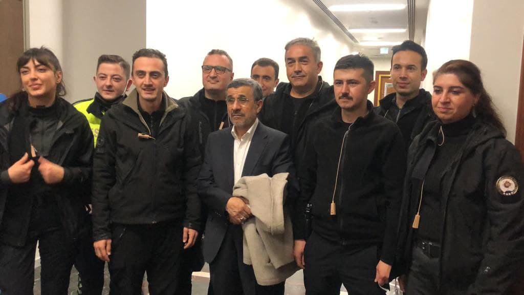 عکس یادگاری احمدی نژاد با تیم حفاظت خود در ترکیه‌