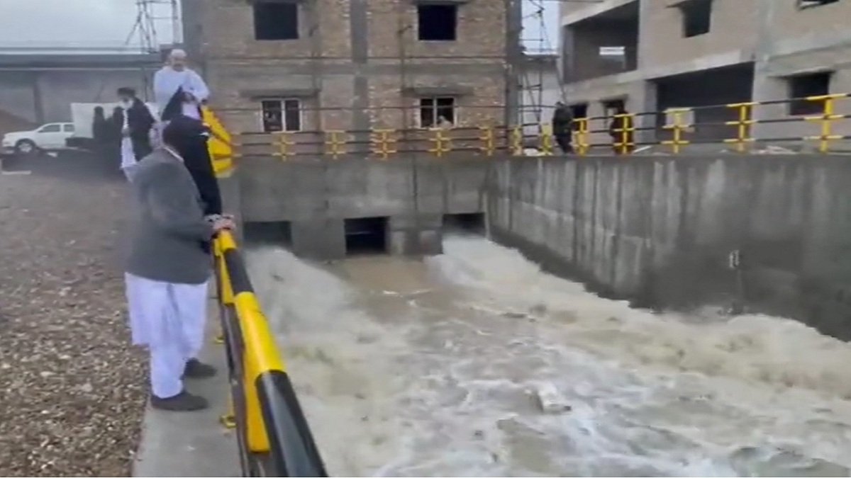 رهاسازی آب سد کمال خان افغانستان به سمت ایران +فیلم