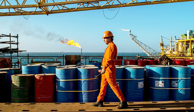 بالا ماندن قیمت نفت درآمد‌های نفتی را چقدر افزایش می‌دهد؟