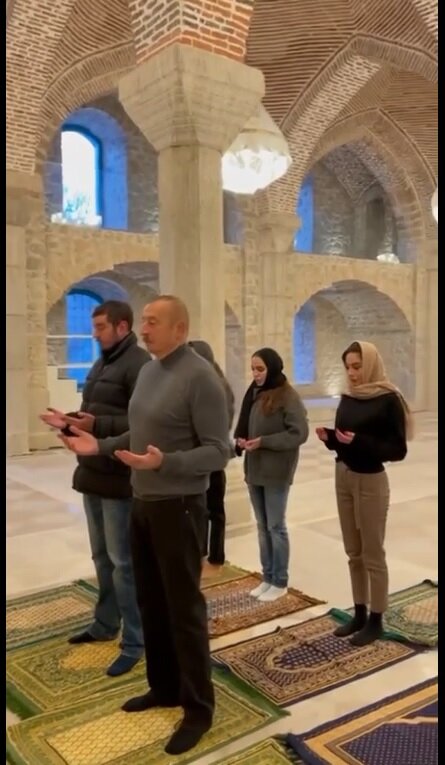 عبادت علی‌اف در مسجد شوشی+عکس