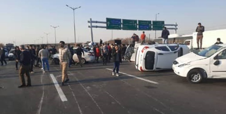 واژگونی کشنده حامل خودروهای صفر کیلومتر در بزرگراه آزادگان