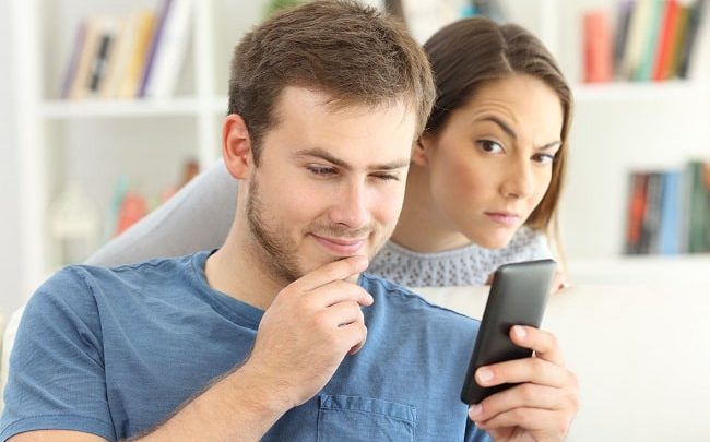 مجازات سرک کشیدن به تلفن همراه دیگران