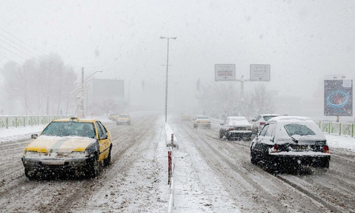 بارش برف و باران و گردوغبار در جاده‌های ۲۱ استان