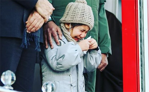 وداع دردناک دختر خلبان شهید با پیکر پدرش + عکس دختر خلبان شهید