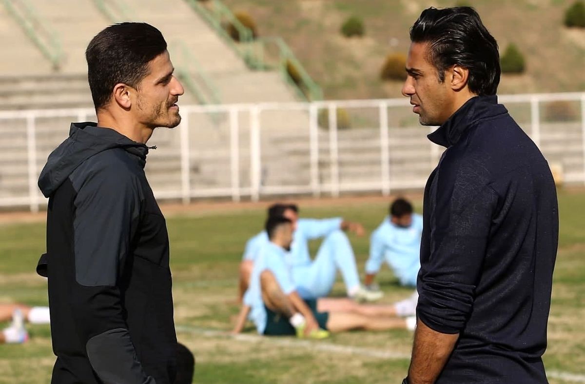 کنایه هواداران پرسپولیس به سرمربی استقلال کنایه هواداران پرسپولیس به سرمربی استقلال