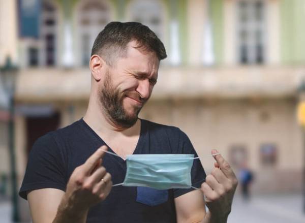 علل و راه حل بوی بد دهان زیر ماسک