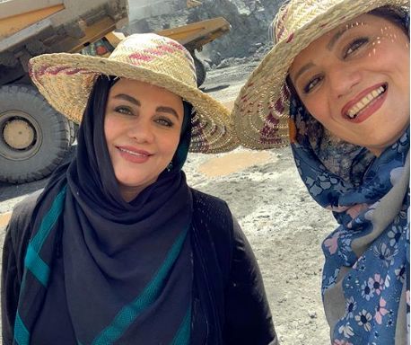 شبنم مقدمی در کنار نرگس آبیار 