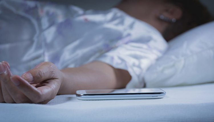 چرا نباید کنار تلفن همراه خود به خواب برویم