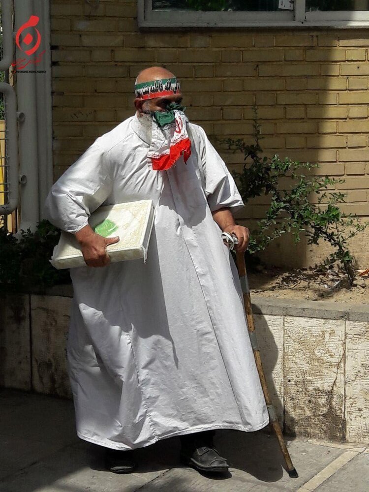 تصویری عجیب از داوطلب کفنپوش انتخابات ریاست جمهوری تصویری عجیب از داوطلب کفنپوش انتخابات ریاست جمهوری