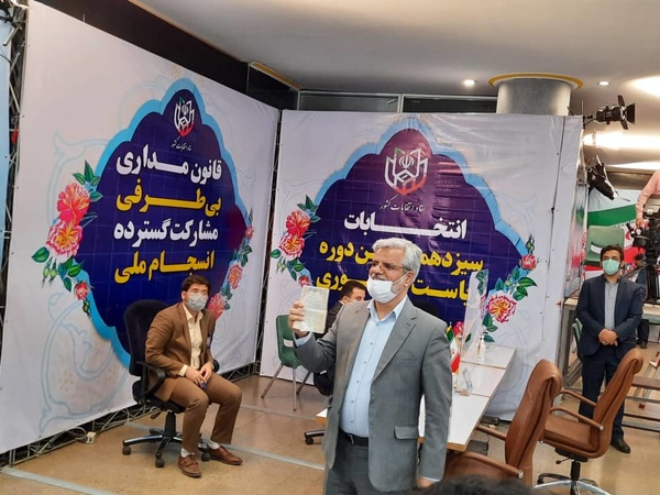 صادقی در سیزدهمین دوره انتخابات ریاست جمهوری ثبتنام کرد صادقی در سیزدهمین دوره انتخابات ریاست جمهوری ثبتنام کرد