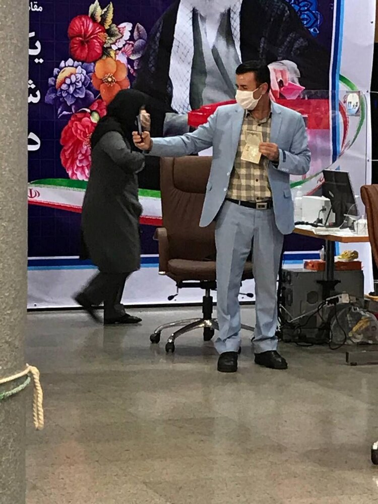 حاشیه‌های چهارمین روز ثبت‌نام انتخابات ۱۴۰۰/ از حضور دردسرساز یک کاندیدا در ستاد انتخابات تا اظهارات جنجالی درباره زنان