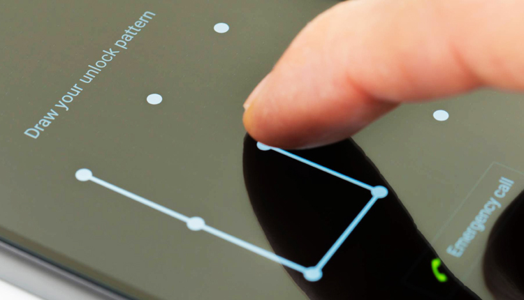 روشی عجیب برای باز کردن قفل گوشی&zwnj;!