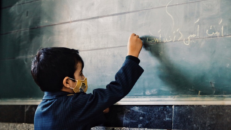 به خطرانداختن جان دانش‌آموزان یک مدرسه ابتدایی درتهران/ سلامت دانش‌آموزان قربانی بازدید مقامات آموزش و پرورش در شرایط کرونایی