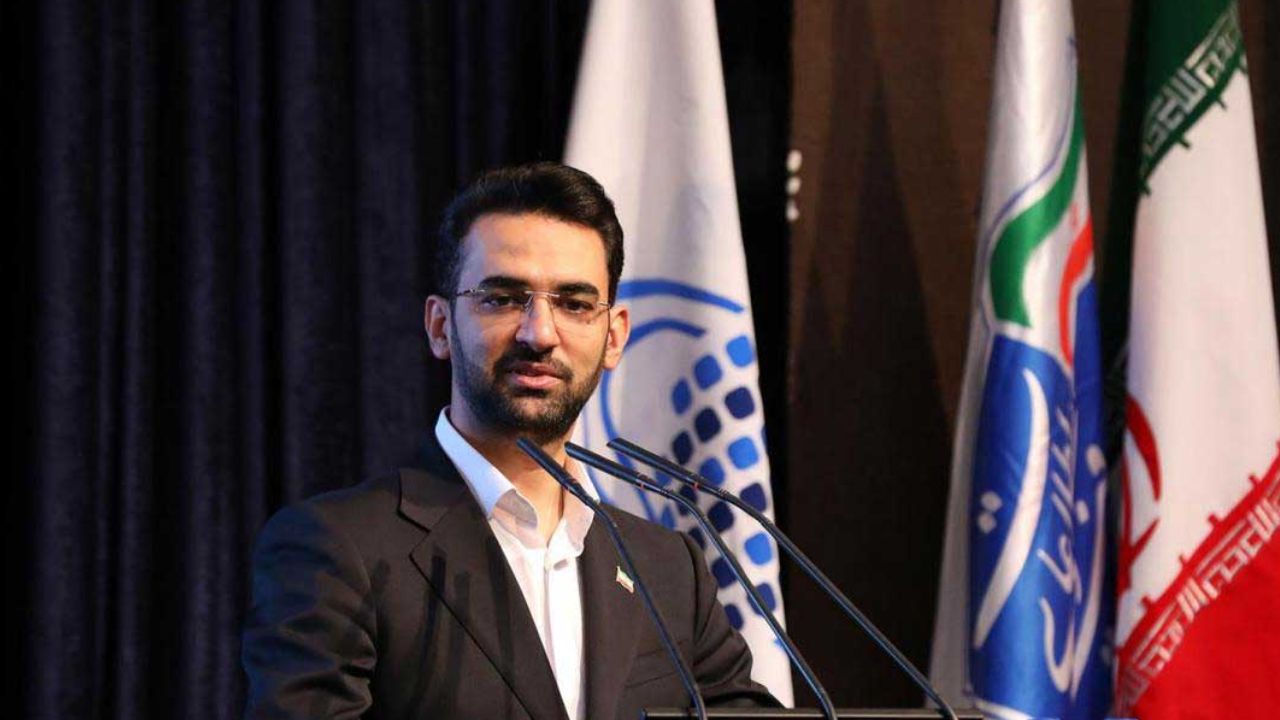 آذری جهرمی: کسانی که سالها درباره فضای مجازی به ما بد و بیراه میگفتند امروز استفاده از آن را ترویج میکنند آذری جهرمی: کسانی که سالها درباره فضای مجازی به ما بد و بیراه میگفتند امروز استفاده از آن را ترویج میکنند