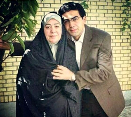 فرزاد حسنی در آغوش مادر