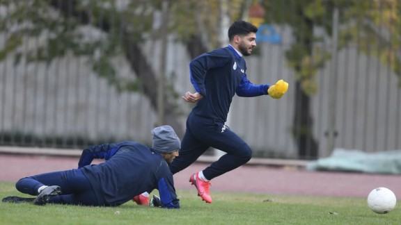 دوست دارم سپاهان قهرمان شود نه پرسپولیس/ اگر بخواهند در استقلال می‌مانم