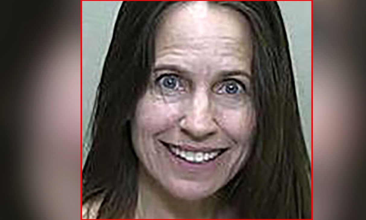 حمله زن مست نیمه برهنه به دو مامور پلیس + عکس زن مست نیمه برهنه