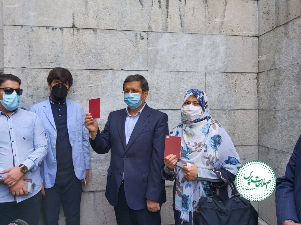عیدالناصر همتی و همسرش پای صندوق رفتند +عکس