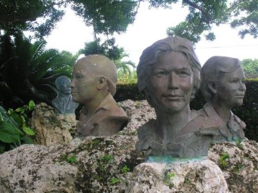 کتاب ماه تیر وینش: در زمانهی پروانهها کتاب ماه تیر وینش: در زمانهی پروانهها