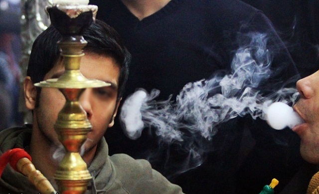 استعمال علنی قلیان در موج پنجم کرونا/ ارائه قلیان در محل تست واکسن ایرانی!