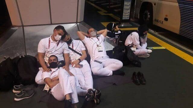 خوابیدن کاروان خسته المپیک ایران روی زمین فرودگاه توکیو +عکس