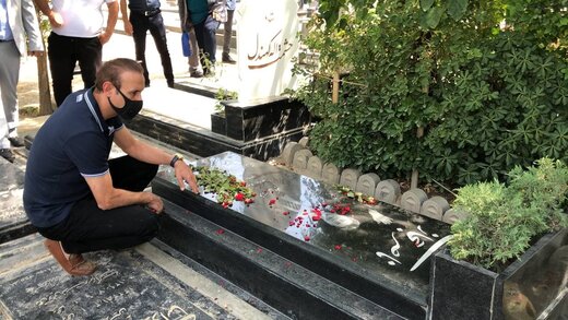 گل‌محمدی بر سر مزار ستارگان استقلال