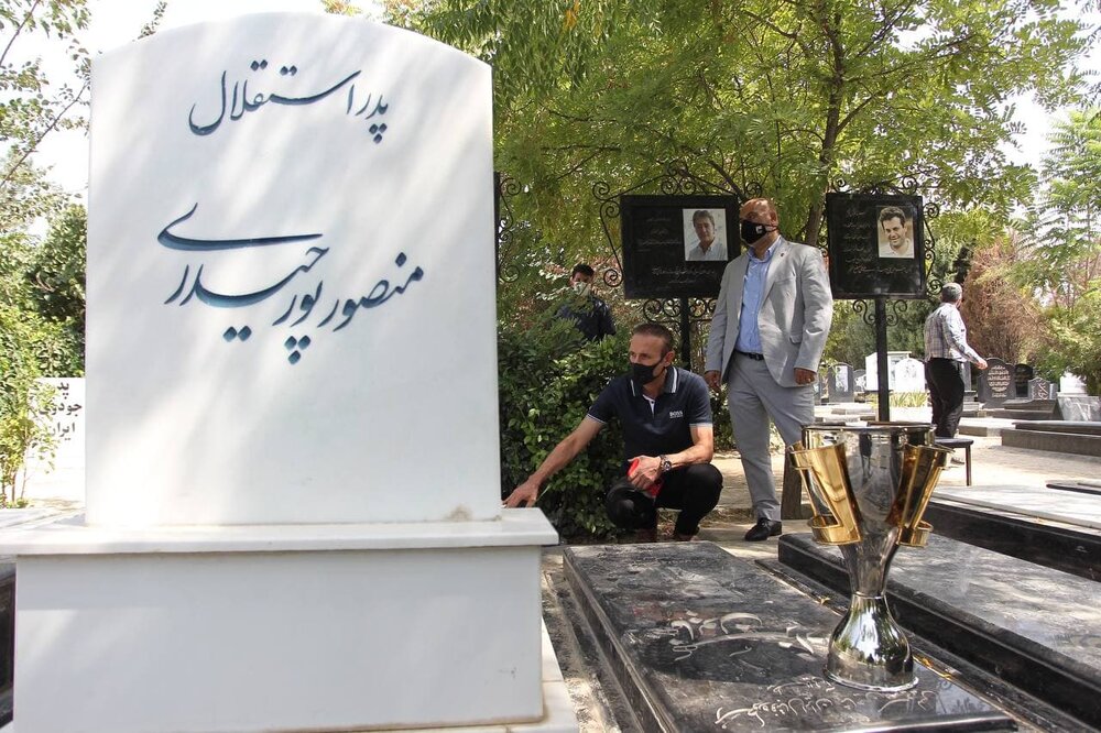 گل‌محمدی بر سر مزار اسطوره‌های استقلال + عکس