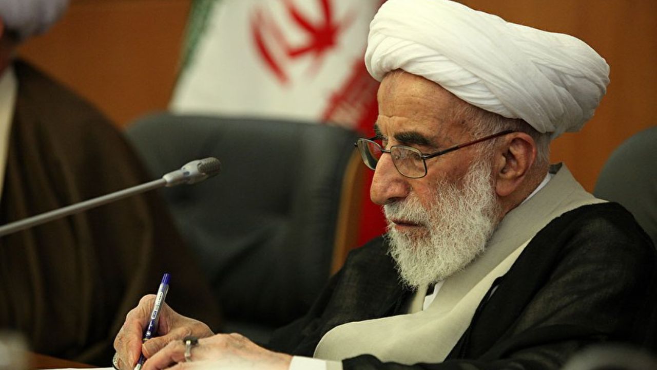 امضای اعتبارنامه رئیسجمهور منتخب توسط اعضای شورای نگهبان امضای اعتبارنامه رئیسجمهور منتخب توسط اعضای شورای نگهبان
