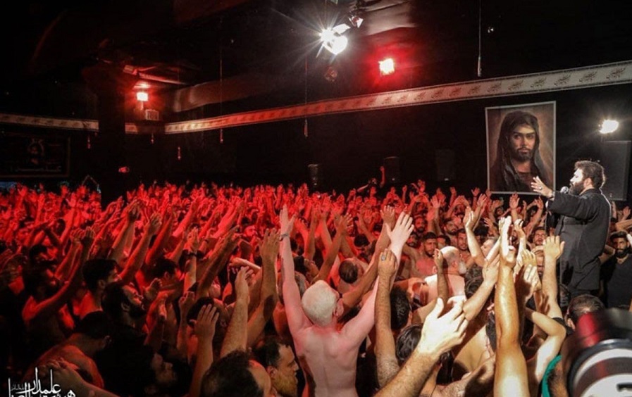 تصاویر حاشیه‌ساز از عدم رعایت پروتکل‌ها در مراسم محرم / رعایت فاصله گذاری فقط جلو دوربین