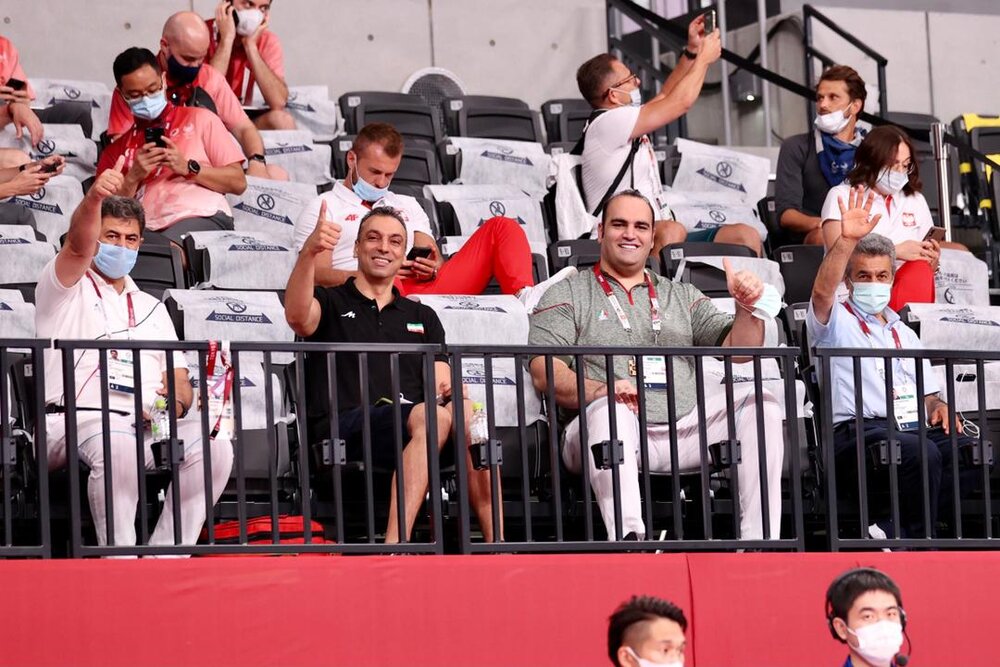 قوی‌ترین مرد ایران تماشاگر بازی والیبال در توکیو + عکس