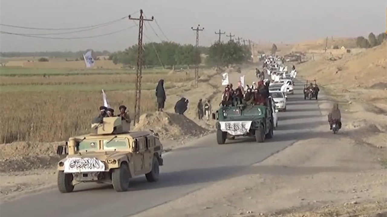 سی‌بی‌اس: طالبان با خودروهای زرهی آمریکایی به غنیمت گرفته در راه کابل است