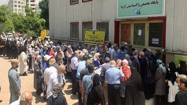 ازدحام مردم بدون دریافت پیامک در مراکز واکسیناسیون