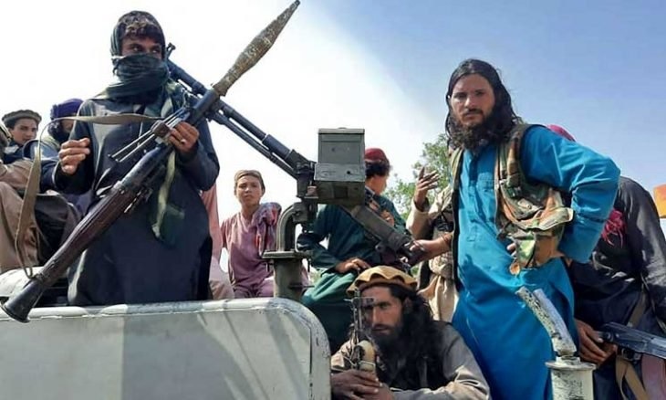 تیراندازی طالبان در فرودگاه کابل برای متفرق کردن مردم تیراندازی طالبان در فرودگاه کابل برای متفرق کردن مردم