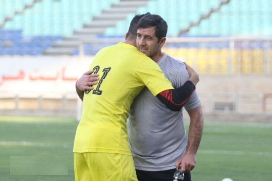 دلجویی گلر جنجالی پرسپولیس از کریم باقری +عکس دلجویی گلر جنجالی پرسپولیس از کریم باقری +عکس