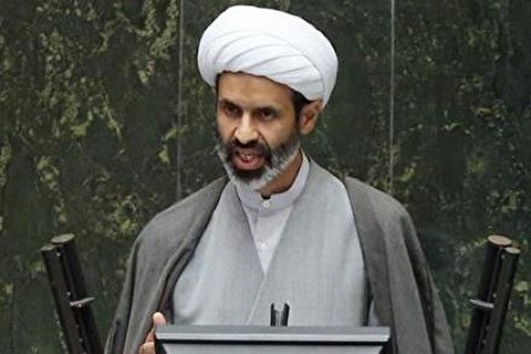 جنجال یک نماینده با خواندن شعر شاعر ممنوع‌الکار در صحن مجلس