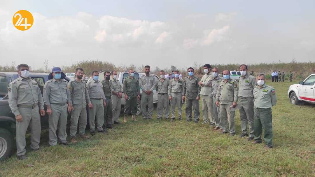 مهار آتش سوزی در تالاب انزلی/ آماده باش محیط بانان برای اطمینان از اطفای کامل حریق