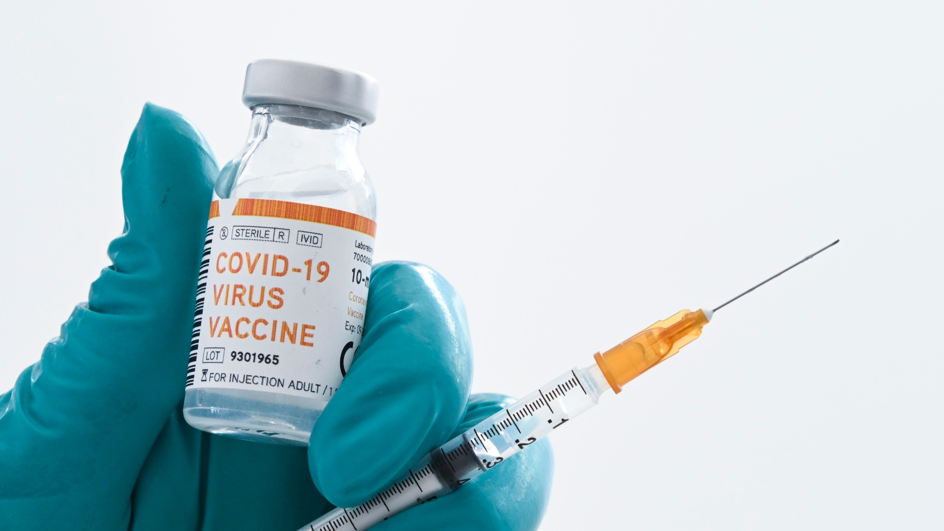 Вакцина среда. Vaccine Covid-19. Covid-19 вакцина. Вакцинация ковид. Шприц прививка.