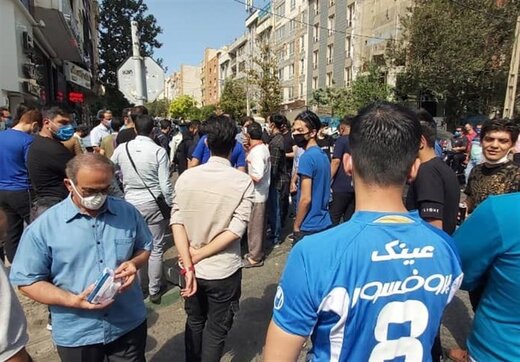 تجمع هواداران استقلال مقابل وزارت ورزش تجمع هواداران استقلال مقابل وزارت ورزش