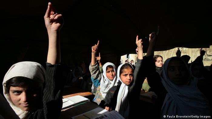 دستور رسمی طالبان: تدریس مردان از پشت پرده، تفکیک جنسیتی و پوشش اسلامی برای زنان