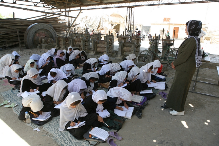 دستور رسمی طالبان: تدریس مردان از پشت پرده، تفکیک جنسیتی و پوشش اسلامی برای زنان