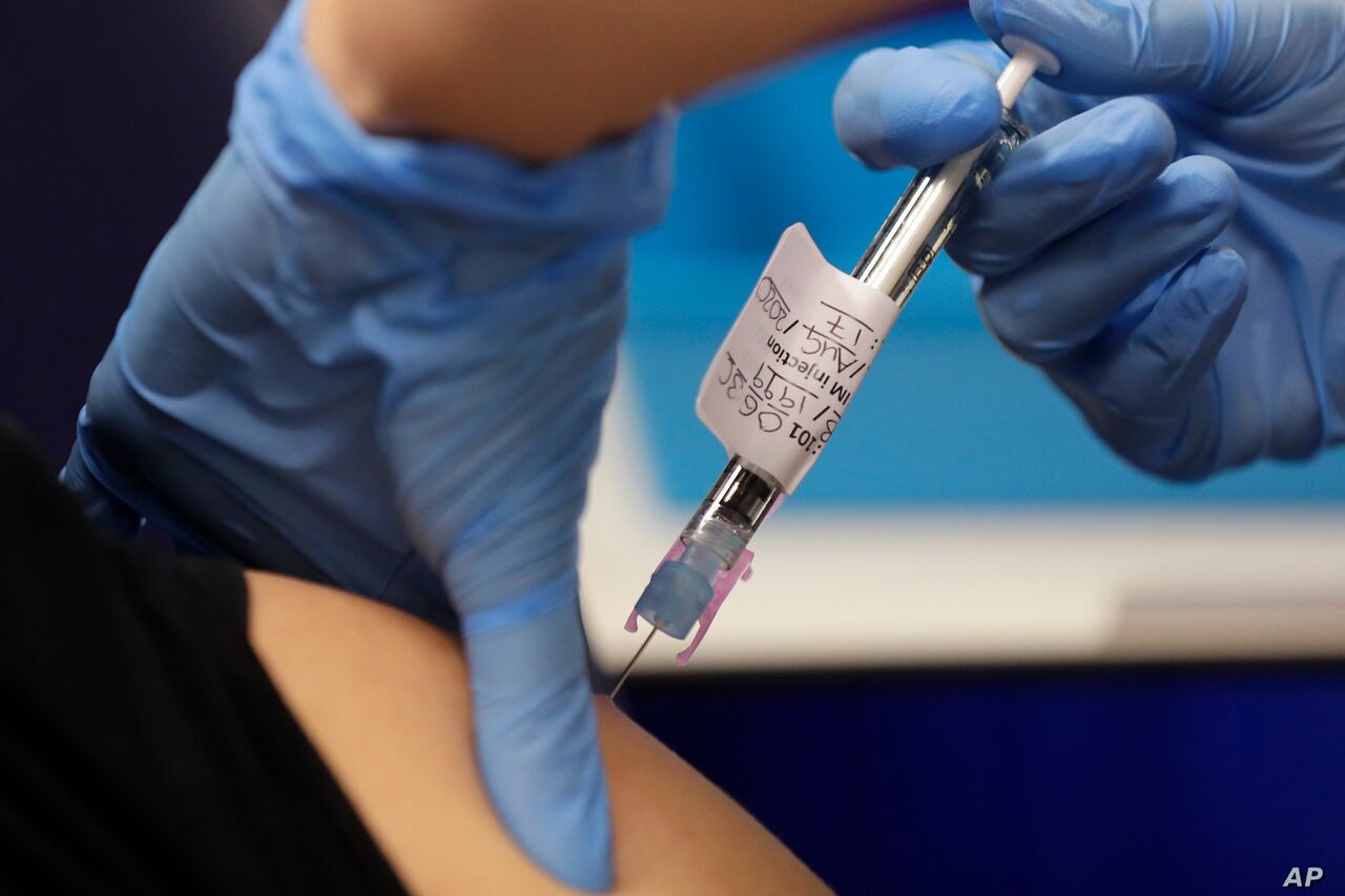 واکسیناسیون نوجوانان و تزریق دُز سوم به افراد بالای ۵۰ سال در انگلیس