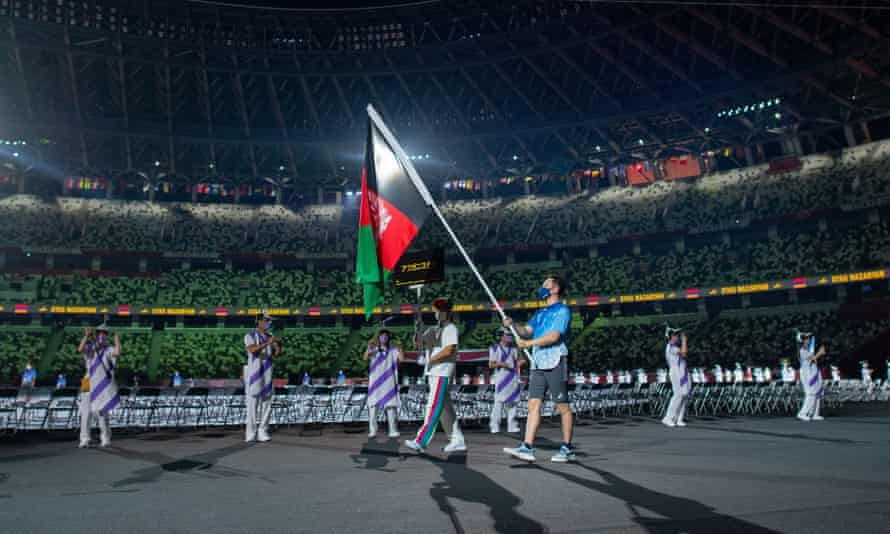 غیبت ورزشکاران افغانستان در توکیو/ پرچم به تنهایی رژه رفت!