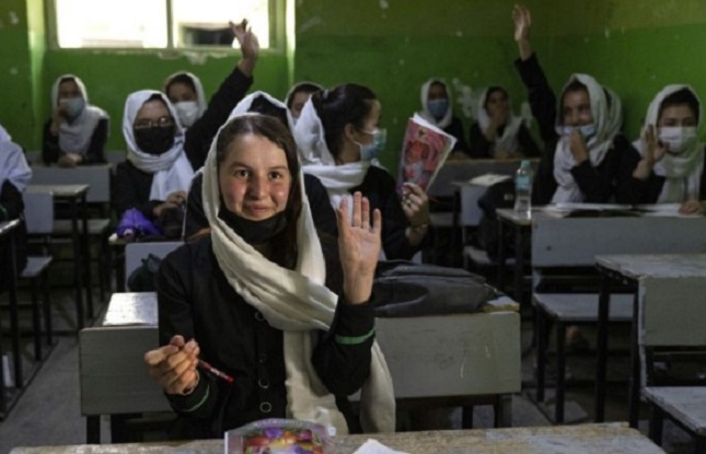 طالبان دبیرستان‌های دخترانه را تعطیل کرد