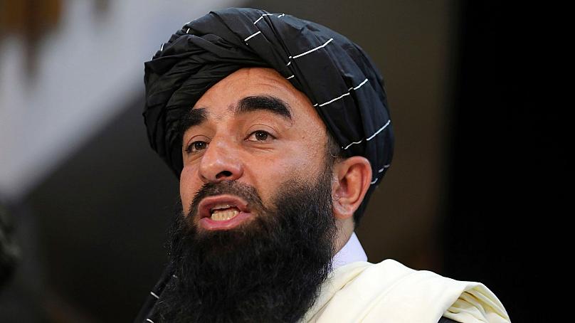 حضور ذبیح الله مجاهد در میان نیرو‌های نظامی طالبان در فرودگاه کابل +فیلم