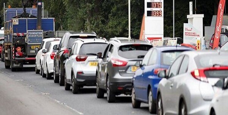 بحران سوخت در انگلیس؛ پمپ‌بنزین‌های خالی با صف‌های طولانی! +فیلم