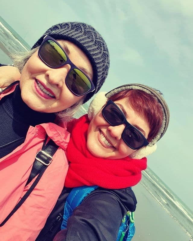 سلفی آناهیتا همتی با مادرش 