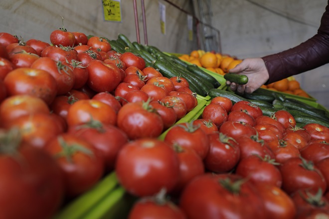 قیمت گوجه فرنگی دوباره بالا رفت/ قیمت انواع میوه در میادین تره بار