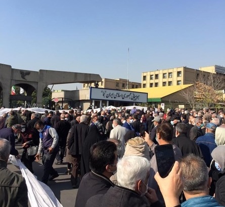 تجمع بازنشستگان «هما» در فرودگاه مهرآباد تجمع بازنشستگان «هما» در فرودگاه مهرآباد