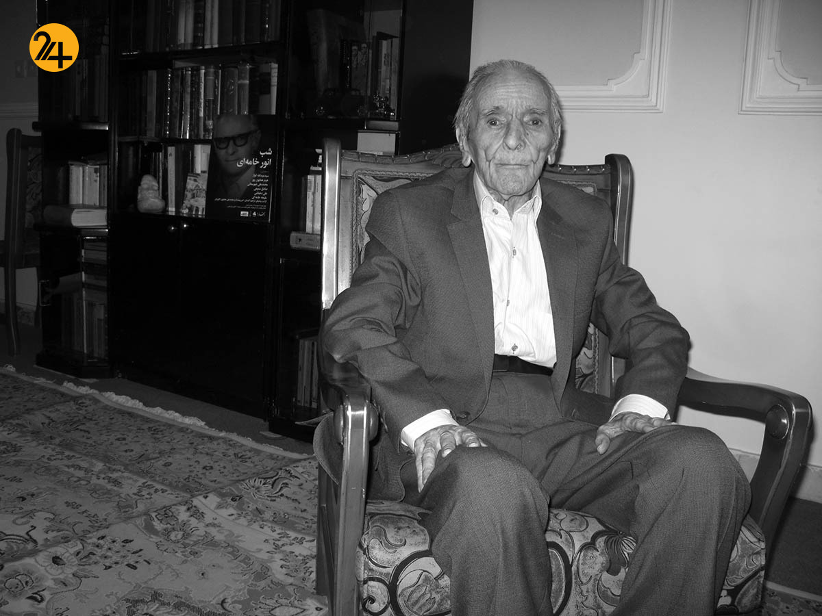 انور خامه‌ای جامعه‌شناس و نویسنده معروف چپگرای ایران و عضو حزب توده بود که سال 1326 از این حزب انشعاب کرد. او در دوره رضا شاه به همراه گروه 53 نفر بازداشت شد